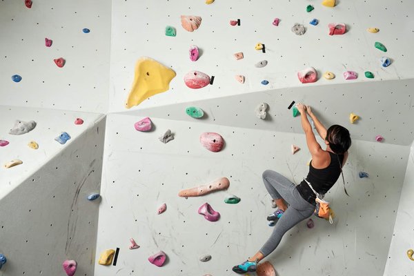 Wie optimiert man die Griffkraft und -technik beim Indoor-Bouldern?