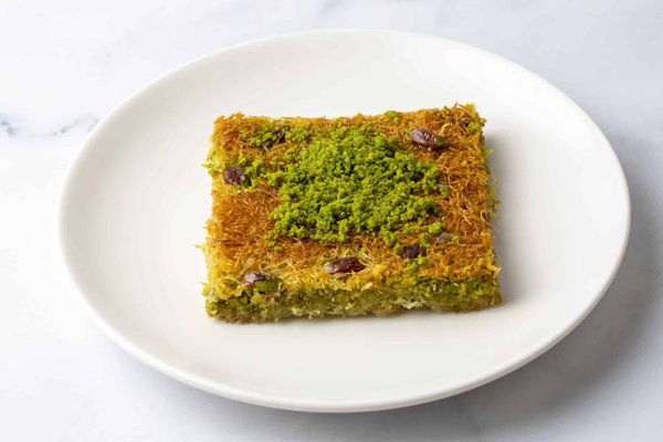 Wie macht man eine klassische ungarische Langos mit Knoblauchbutter und Käse?