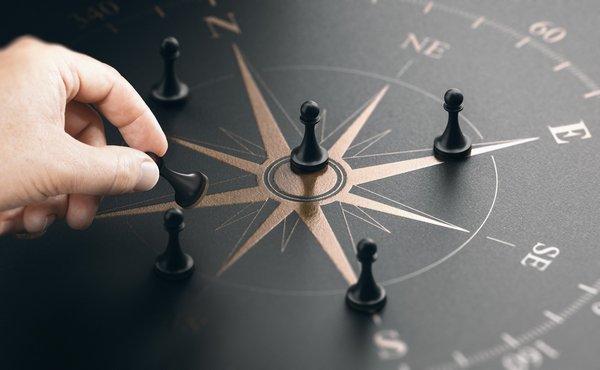 Welchen Einfluss hat die Ausrichtung eines Gebäudes auf die Heiz- und Kühlkosten?