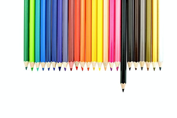 Welche Farben sollten gewählt werden, um ein kleines Badezimmer größer wirken zu lassen?